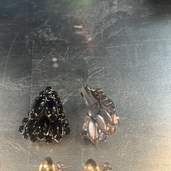Gorgeous 4 pairs of clips screw backs and pierced - Picture 2 of 5
